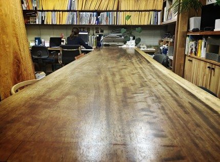 事務所の長テーブル。
