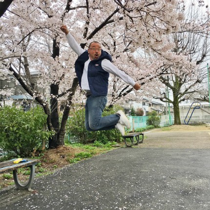 桜の木の下で跳ぶ！