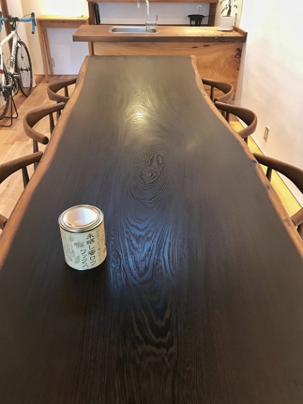 漆黒の長テーブル。