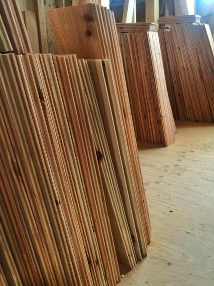 軒の杉板材
