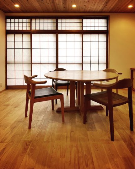 朝倉木工さんの栗の丸テーブル