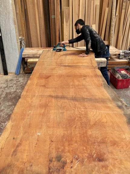大きな欅のダイニングテーブル。