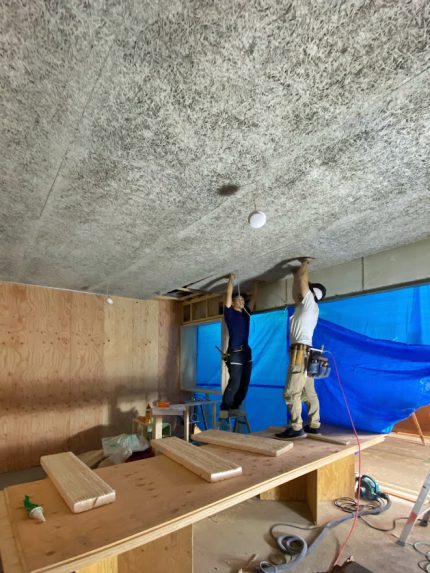 天井と壁は下地の木毛セメント板で完成。