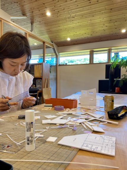 京都注文住宅：猛暑の日曜日は事務所で模型作り。
