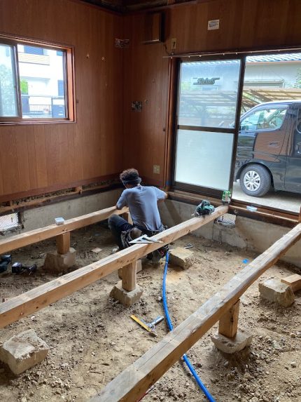 京都注文住宅：床の断熱工事から改修するために根太まで除去