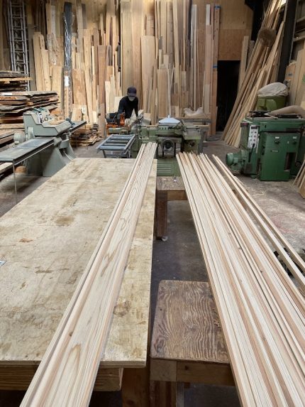 大型の機械で杉の薄板を更に細かく削って仕上げ。