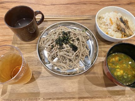 今日のおみやランチ。出石そばといか人参ごはん