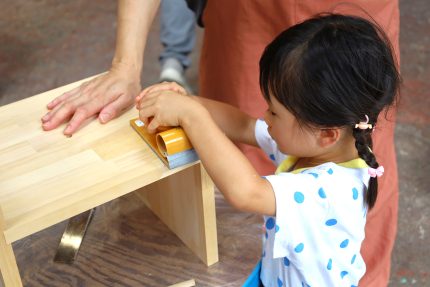 小さい子も集中してイス作りにチャレンジしました