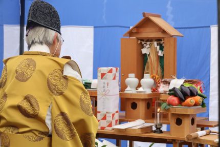 奇跡の雨の止み間の中、無事に地鎮祭を終えました。