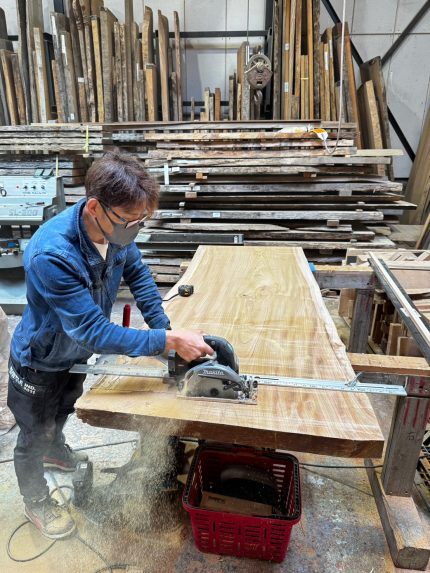 加工場にて…大迫力の無垢板加工作業！