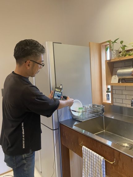 何やら気になる「電磁波」についてスタッフ社内研修！