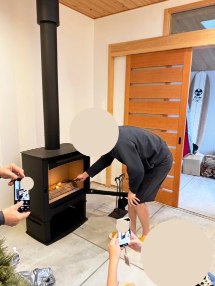 お引き渡し後初の薪ストーブへの火入れにドキドキ！