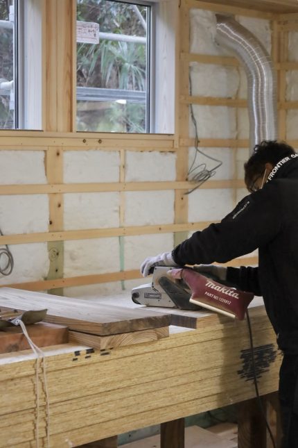 寒く日照時間も短い中大工職人さんが頑張ってくれています。