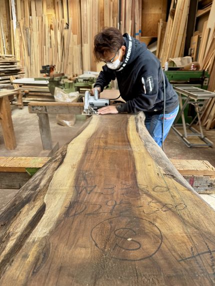 ショールーム横の加工場では大工職人さんが木材加工中！