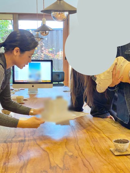 ショールーム庭の紅葉が模型の背景にぴったりでした◎