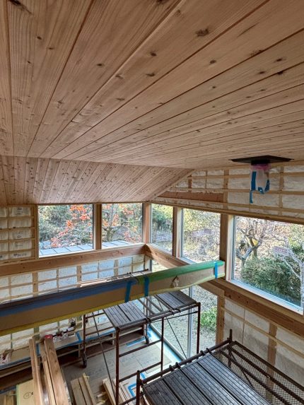 見学会でご覧いただける家に杉の天井が施工されていました！