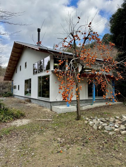 現場見学会の外観は落ち着いた大屋根の家です。