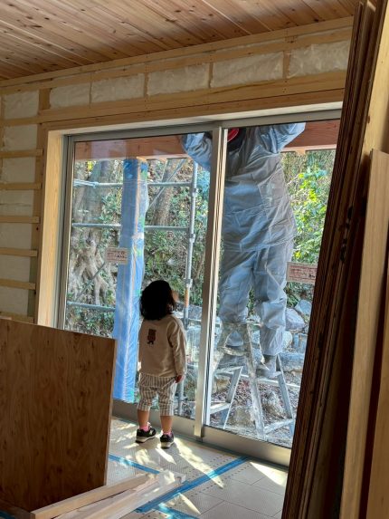 お打合せの間に現場を探検中♪なお子さま