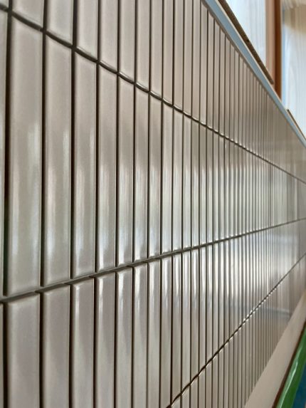 3月完成見学会の現場のキッチンにタイルが貼られていました。