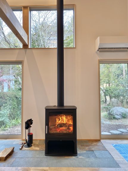 3月【完成見学会】の現場：大きな薪ストーブが冬の寒さを解決！