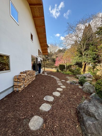 3月【完成見学会】の現場：立派なお庭になろうとしています！